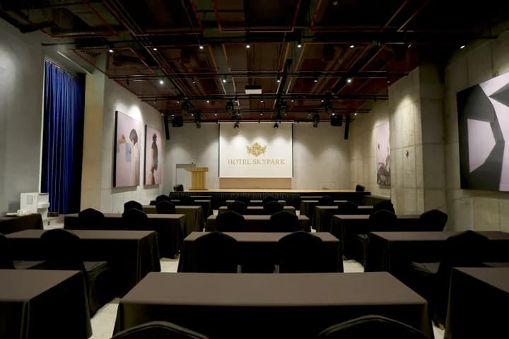 ART HALL-THE SIGNATURE