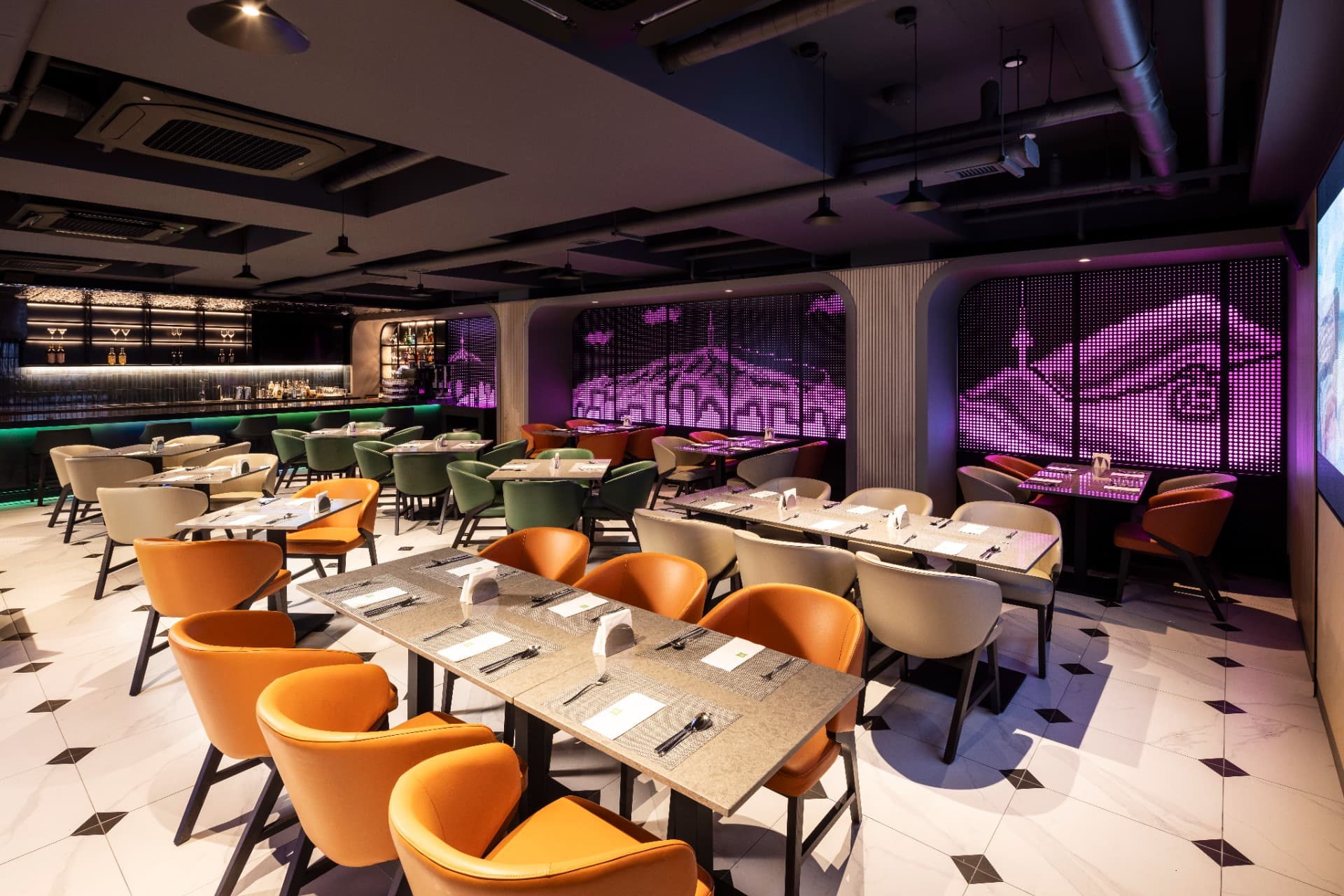 ルスタイルのレストラン＆ルーフトップ